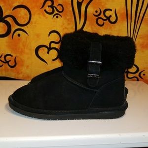 Bearpaw boots with buckle